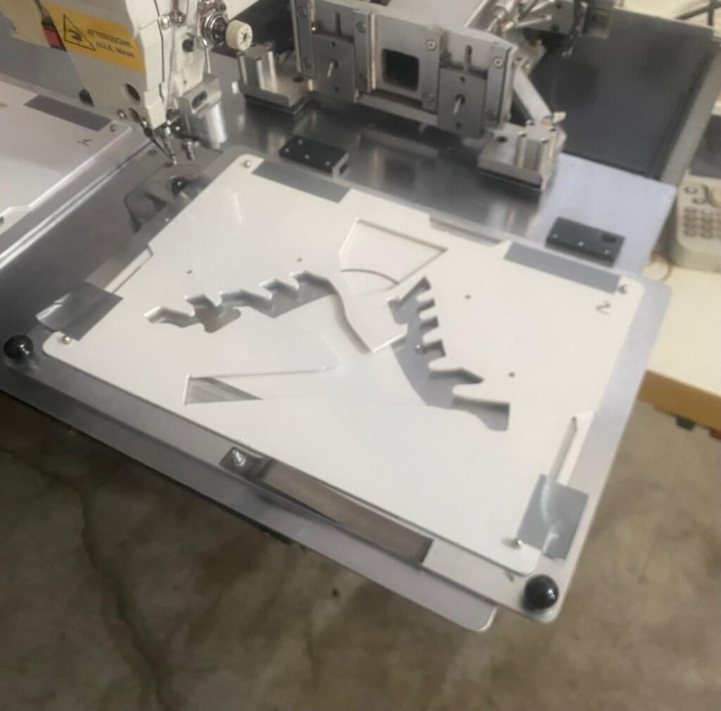 servizi-automazione-pelletteria dima cnc in plastica per macchina da cucire automatica brother bas